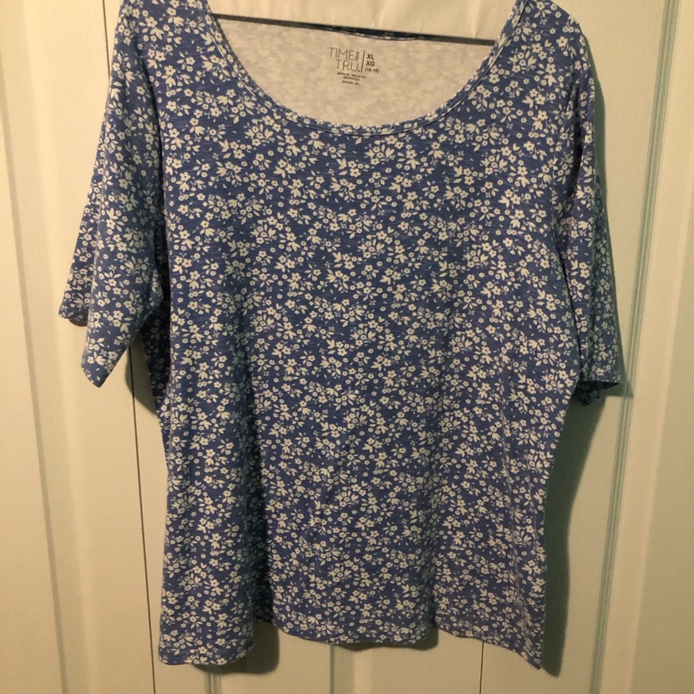 Time and Tru Women's Blue and White Floral Tee